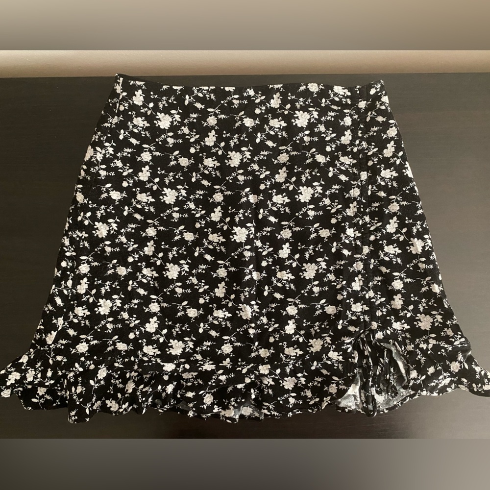 Forever 21 Black and White Floral Mini Skirt